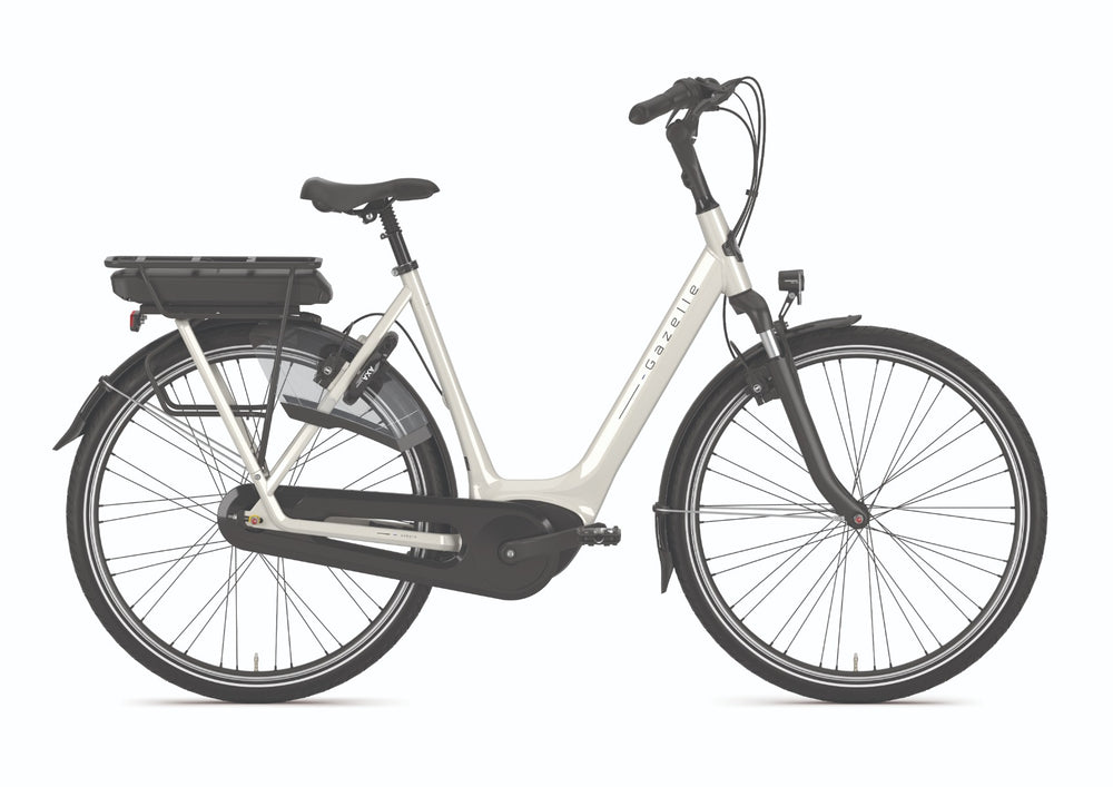 Gazelle Arroyo C7+ HMB cykel i farven Ivory White, set fra siden med en elegant ramme og komfortable tilbehør.