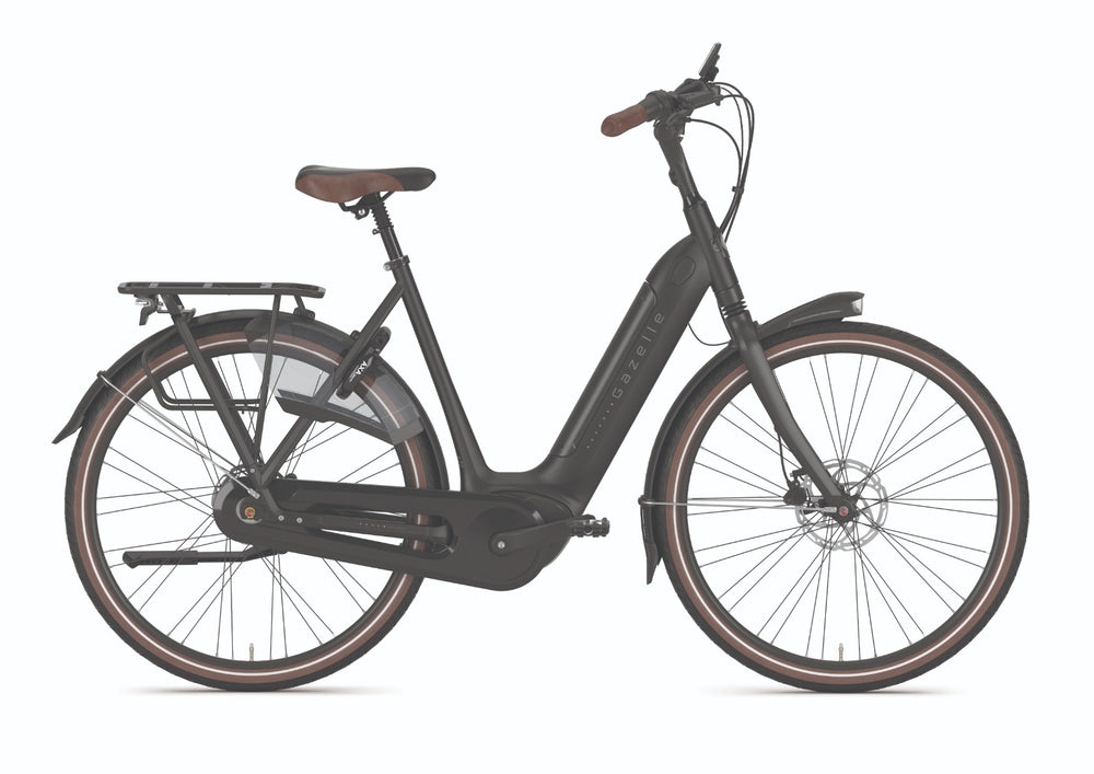 Billede af Gazelle Arroyo C8 HMB Elite R8S cykel i sort farve, model L, med en elegant og moderne design. Cyklen er udstyret med en komfortabel sadel og håndtag, perfekt til bykørsel og lange ture.