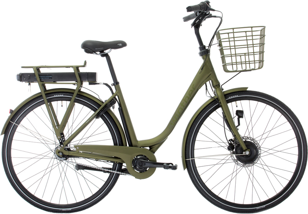 Billede af en Winther Superbe 1 Dame cykel i grøn farve, der står parkeret i et bymiljø. Cyklen har et elegant design med en komfortabel sadel og en kurv foran, perfekt til daglig transport og cykelture.