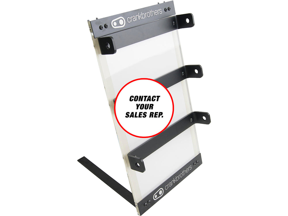 Billede af Crankbrothers pedal display, der viser forskellige cykelpedaler i en opstillet række for at illustrere deres design og funktioner.