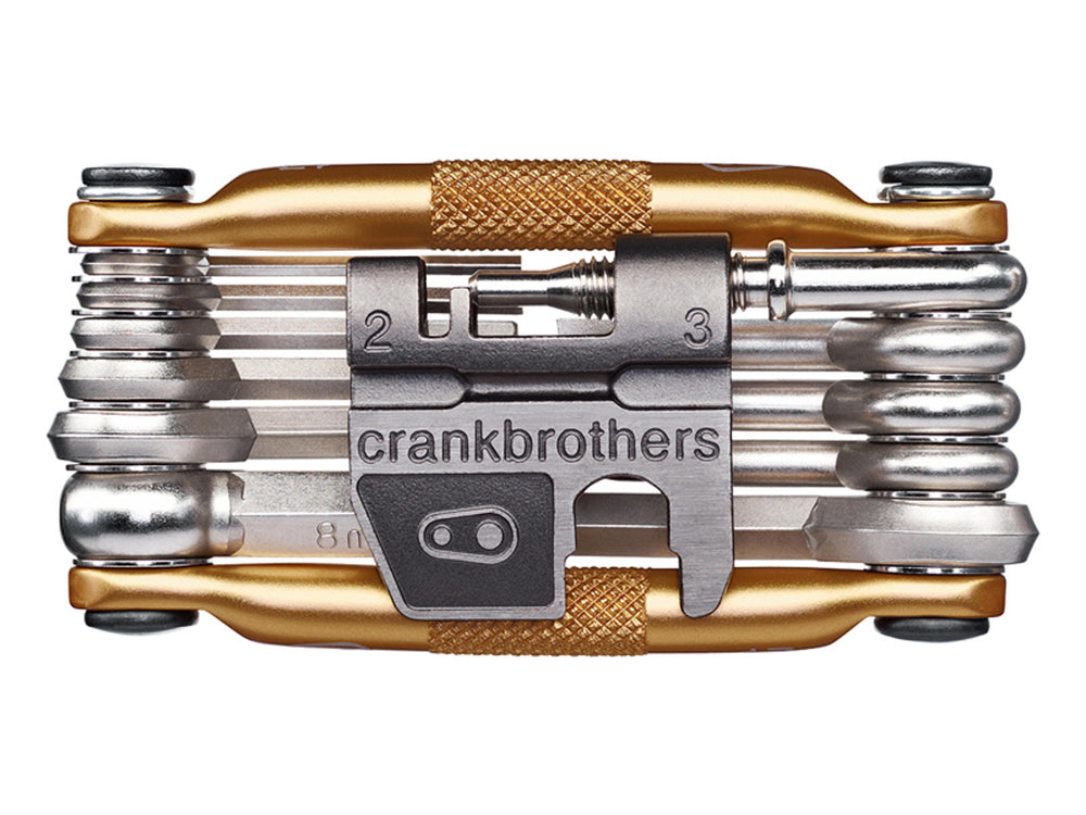 Multitool Crankbrothers M17 med 17 funktioner, herunder skruetrækkere og unbrakonøgler, præsenteret på en hvid baggrund.