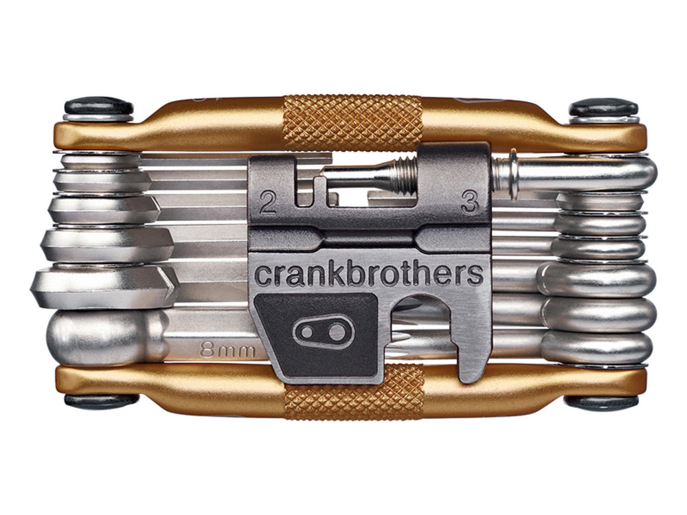 Multifunktionelt værktøj Crankbrothers M19 med 19 funktioner, inklusive skruenøgler, torx, og dækjern, præsenteret på en neutral baggrund.