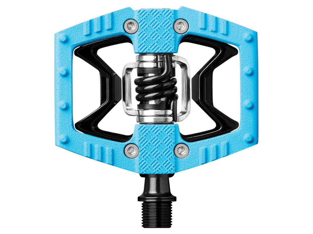 Billedet viser Crankbrothers Double Shot 2 pedaler, der har et robust design og en kombination af platform og clip-in funktionalitet, ideelle til både MTB og hybridcykler.