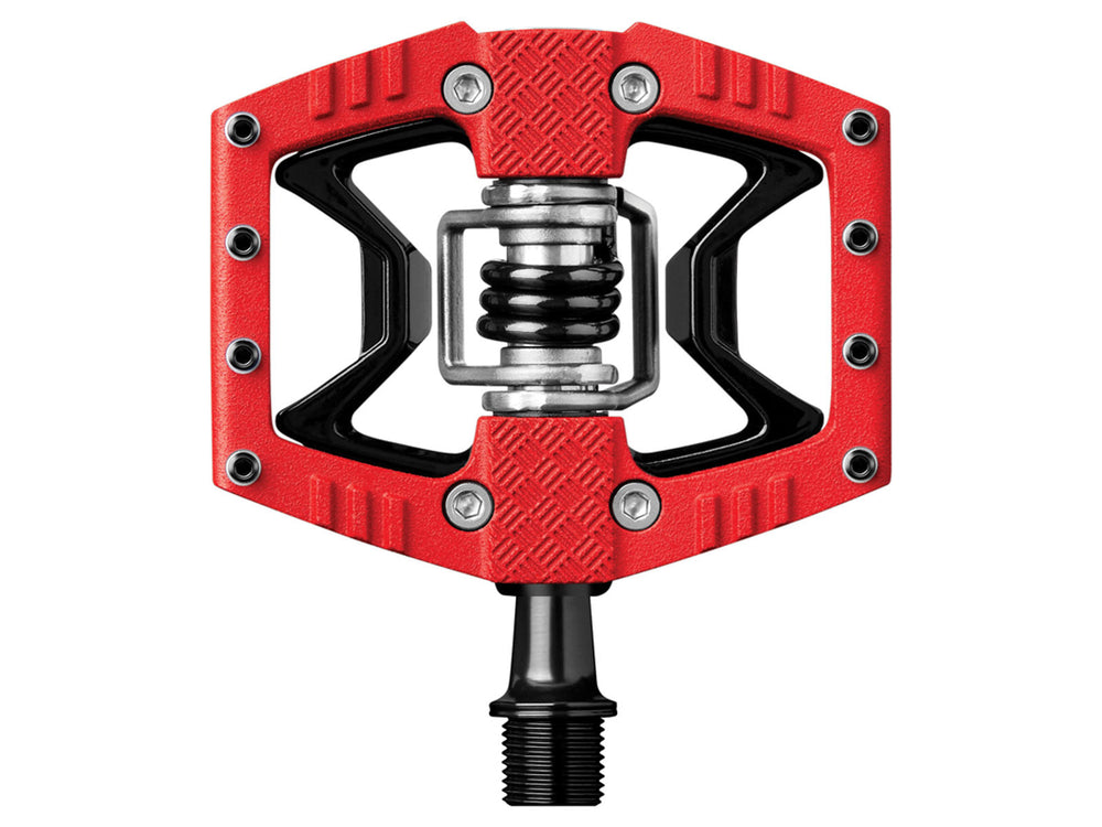 Billedet viser Crankbrothers Double Shot 3 pedaler i sort og sølv, designet til både klip og flade sko, med en robust konstruktion og forbedret greb til cyklister.