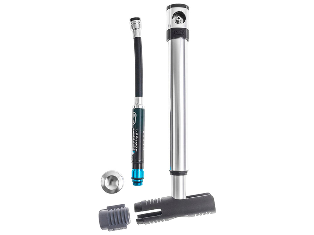 Billede af Crankbrothers Klic HP Gauge og CO2, en kompakt cykelpumpe med trykmåler og CO2-patroner, ideel til cyklister, der ønsker at pumpe dæk hurtigt og præcist.