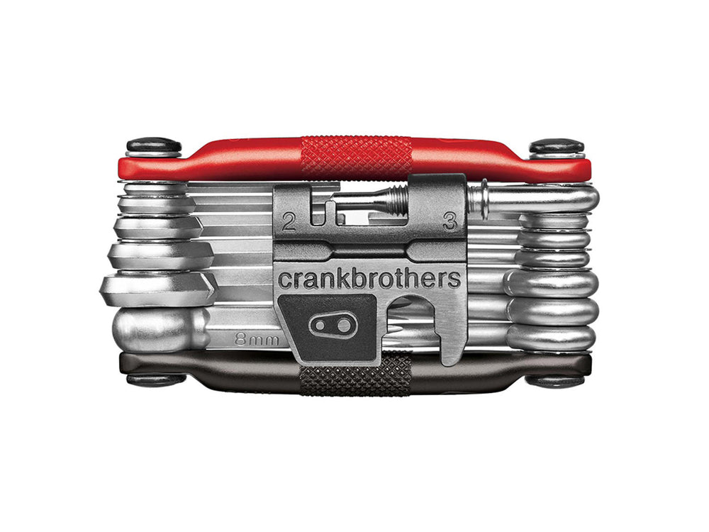 Multitool Crankbrothers M19 med 19 funktioner, inklusive skruetrækkere, nippelnøgle og kædebrækker, placeret på en hvid baggrund.