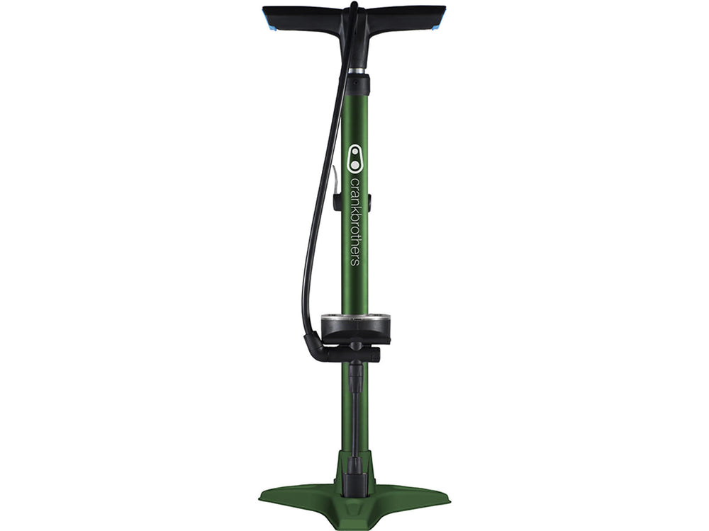 Billedet viser Crankbrothers Gem med analog måler, en kompakt cykelpumpe i sort og sølv, designet til at være let at transportere og effektiv til pumpning af dæk.
