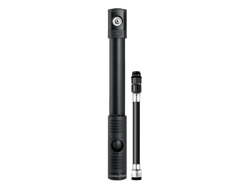Billede af Crankbrothers Klic HP, en kompakt og let cykelpumpe med integreret slange, ideel til både vej- og mountainbikes. Pumper med høj trykkapacitet og har en praktisk design, der gør det nemt at tage med på turen.
