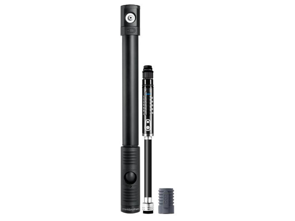 Billede af Crankbrothers Klic HP Gauge og CO2-patron, der viser et kompakt og funktionelt cykelværktøj til opsætning af dæktryk og inflation.