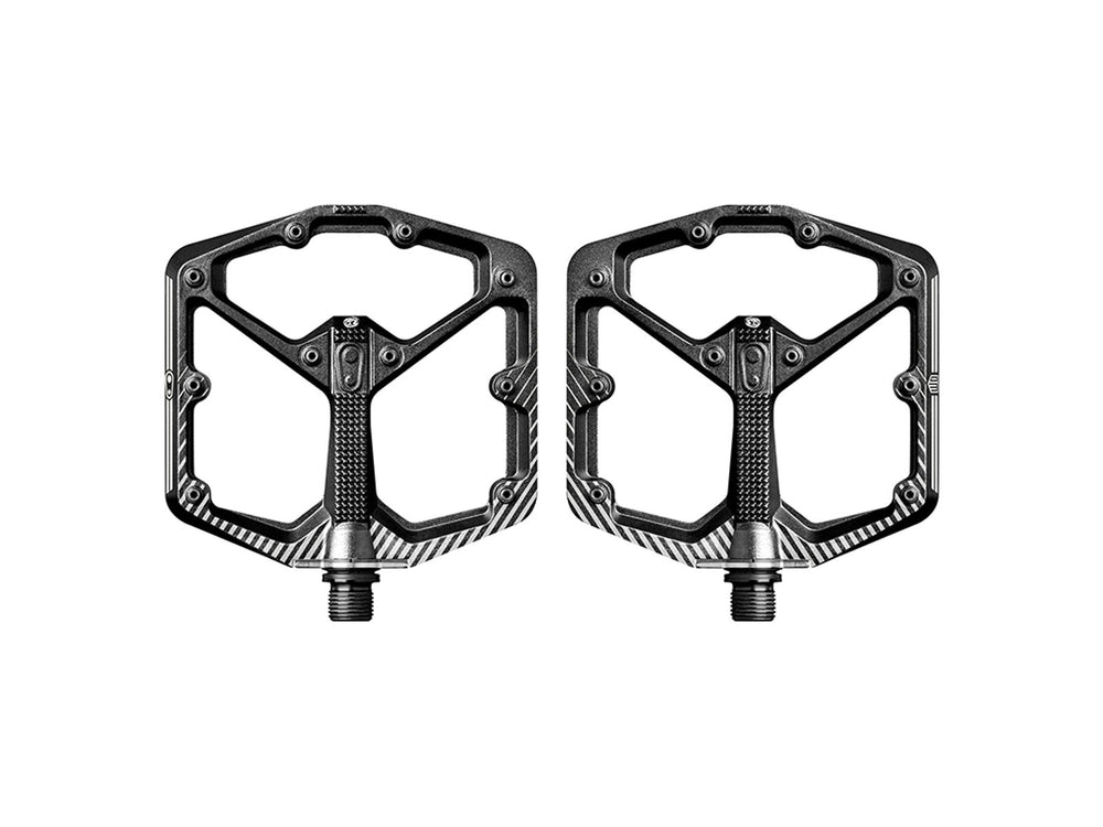 Billedet viser Crankbrothers Stamp 7 Small Danny Macaskill Edition pedaler i sort og rød, designet til mountainbike-entusiaster, med en let og holdbar konstruktion.