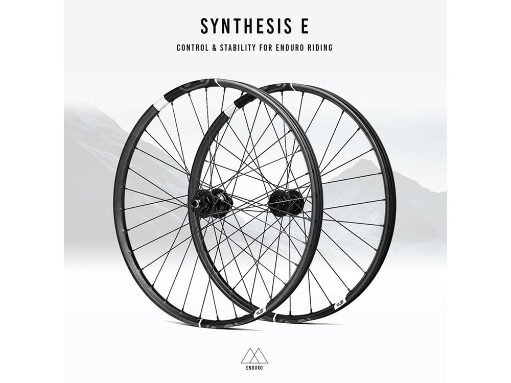 Billede af Crankbrothers Synthesis E, en letvægts cykelhjul med moderne design, der er ideel til trail og enduro kørsel. Hjulet er robust og tilbyder fremragende ydeevne på varieret terræn.
