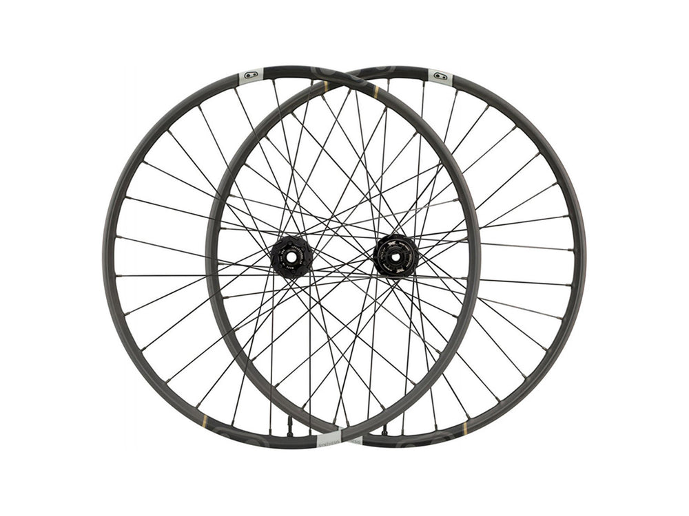 Billede af Crankbrothers Synthesis DH11 standard cykelhjul, der viser det robuste design og de slidstærke materialer, velegnet til downhill cykling.