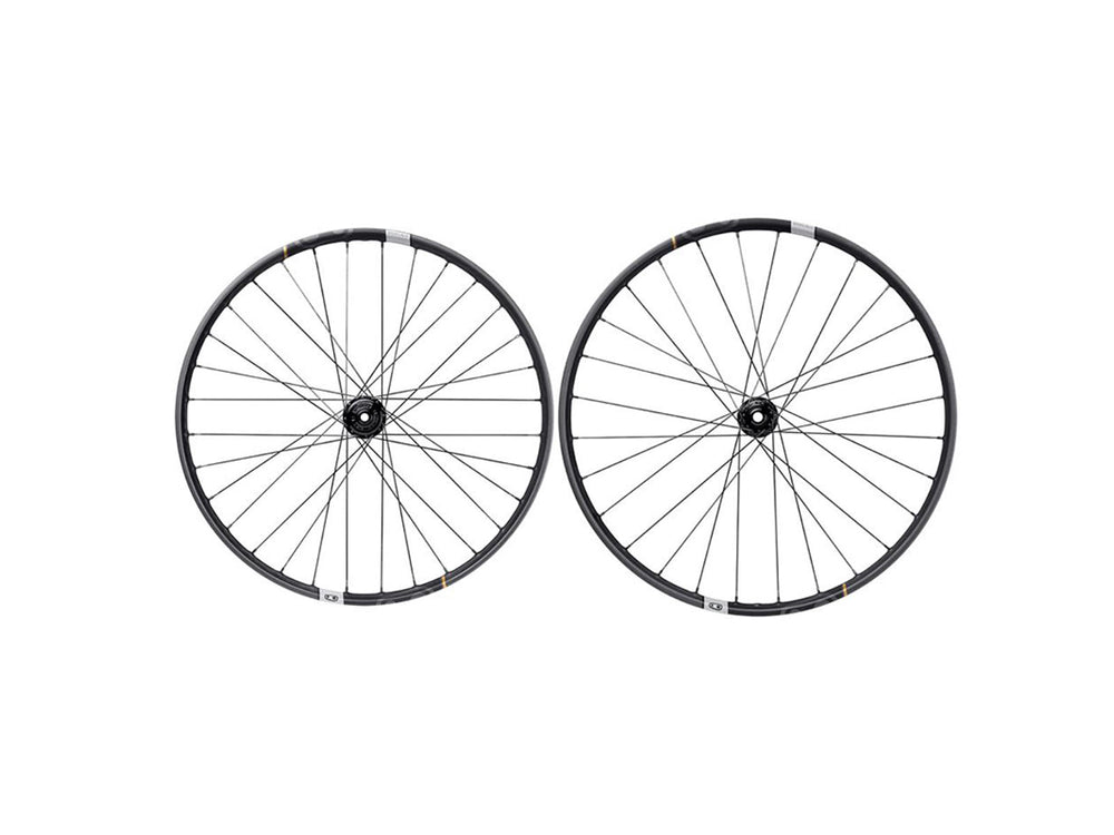 Billedet viser Crankbrothers Synthesis E11 Mixed hjul, designet til mountainbikes. Hjulene har en robust konstruktion og er udstyret med en blanding af forskellige felgbredder for optimal ydeevne på varieret terræn.
