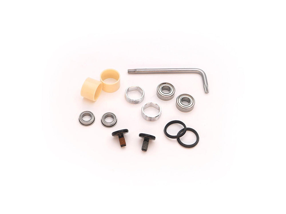 Pedal refresh kit fra Crankbrothers, der indeholder nødvendige dele til at opdatere og vedligeholde dine cykelpedaler, præsenteret på en hvid baggrund.
