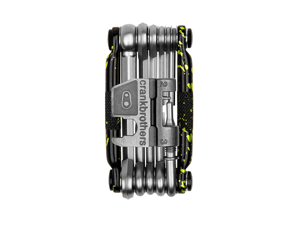 Multifunktionelt værktøj Crankbrothers M17 til cykler, med 17 funktioner, herunder forskellige skruetrækkere og dækjern, præsenteret på en hvid baggrund.