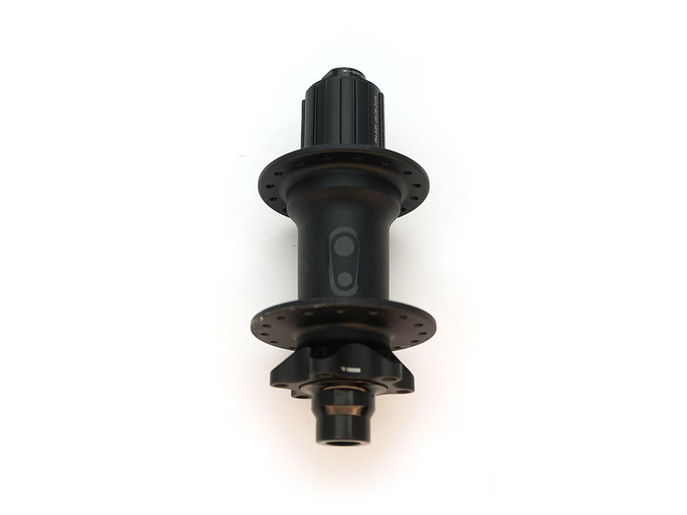 Billede af Crankbrothers Standard XC cykelsko i sort med refleksdetaljer, designet til optimal komfort og ydeevne på XC cykelture.