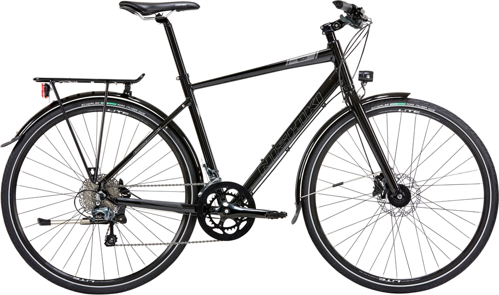 Herrecykel Nishiki City 601 i blank sort finish, stående på en græsplæne med fokus på ramme og design.