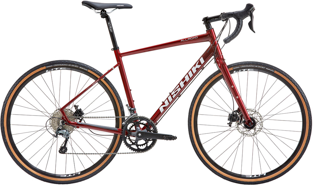 Mørkerød Nishiki All Road herrecykel med moderne design og robuste dæk, ideel til både bykørsel og off-road eventyr.