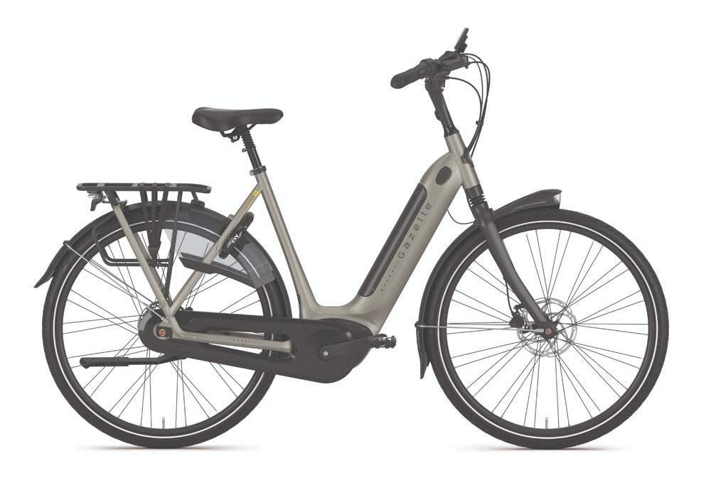Gazelle Grenoble C8 HMB elcykel i farven Light Sienna, set fra siden, med en elegant og moderne design, udstyret med bagagebærer og lygter.