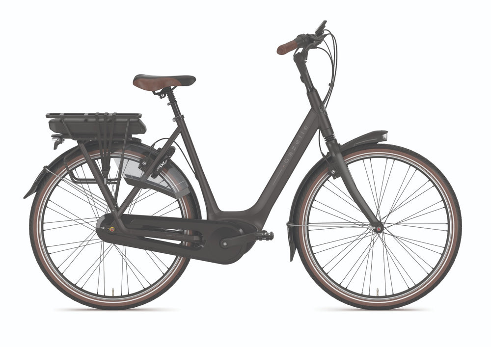 Billede af Gazelle Orange C8 HMB cykel i sort farve, model L, præsenteret på en neutral baggrund. Cyklen har en moderne design med komfortable komponenter, ideel til både bykørsel og længere ture.