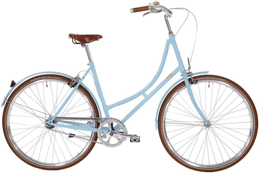Cykel fra Gubi Dame 3 gear i lyseblå farve, elegant design med kurv og komfortabelt sæde, perfekt til bykørsel.