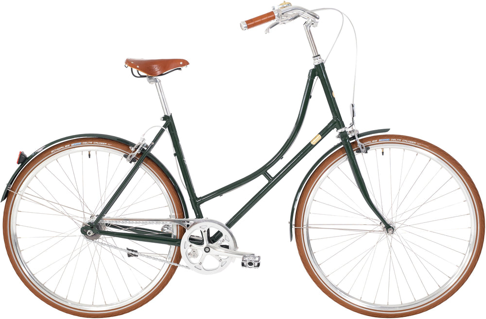 Cykel med tre gear i grøn farve fra Gubi, set fra siden med en kurv foran og en behagelig sadel.