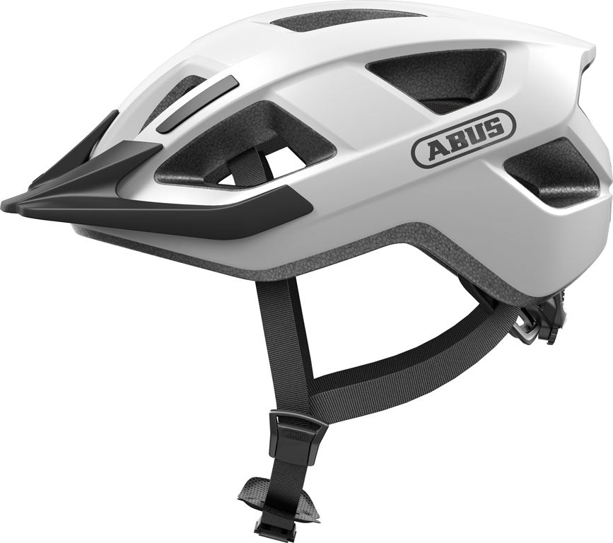 Cykelhjelm Giro Aduro 3.0 i polar hvid med justerbar rem og ventilationshuller, set fra siden.