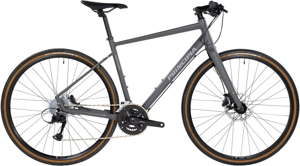 Cykel Principia Gravel H10 i mat mørkegrå farve, set fra siden med robuste dæk og stel.