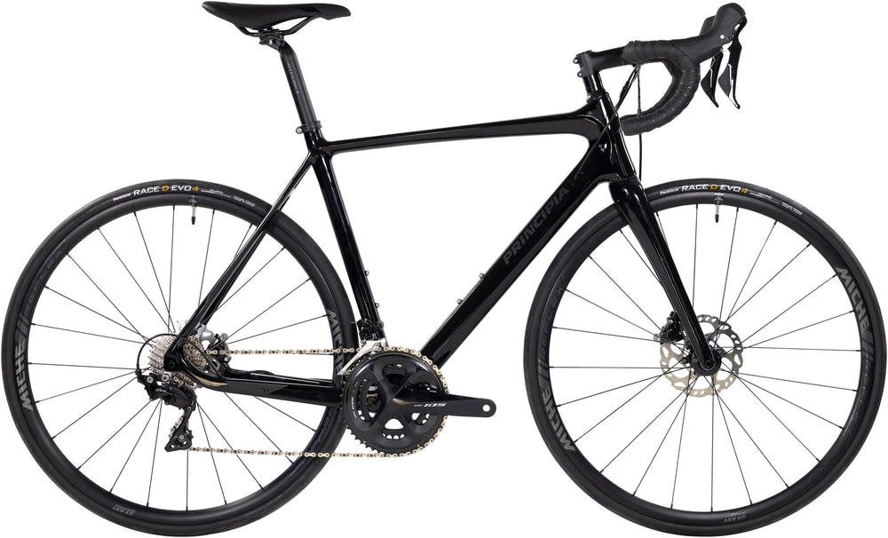 Sort Principia Road Carbon 105 Di2 2x12sp cykel med hydrauliske skivebremser, set fra siden mod en hvid baggrund.