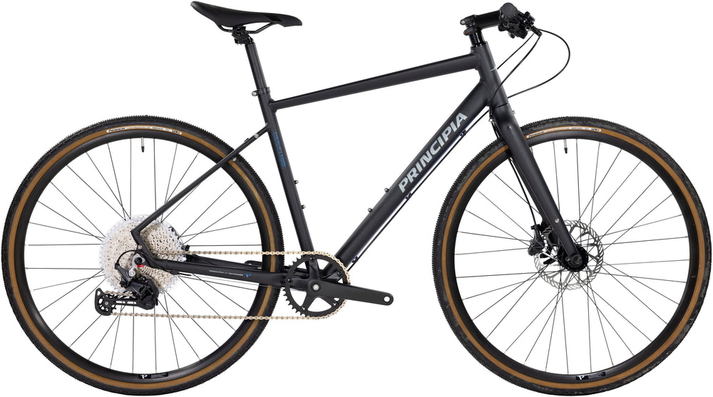 Sort Principia Gravel H20 cykel med robuste dæk og stel, velegnet til grusveje og ujævnt terræn.