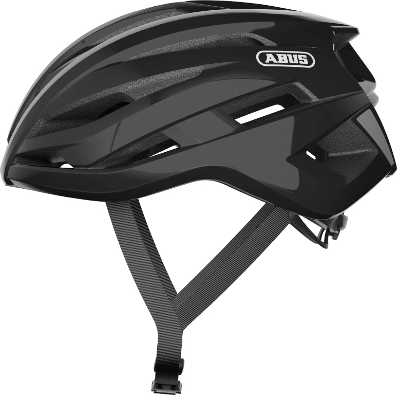 Cykelhjelm Abus StormChaser i skinnende sort, set fra siden med aerodynamisk design og justerbar rem.