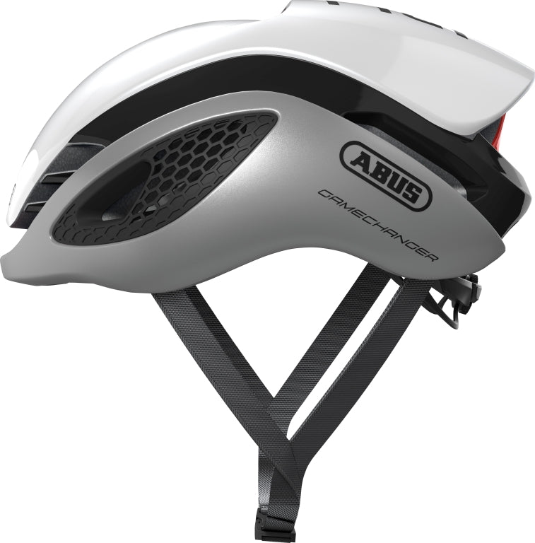 Cykelhjelm Abus GameChanger i sølv og hvid, aerodynamisk design med ventilationsåbninger, set fra siden.