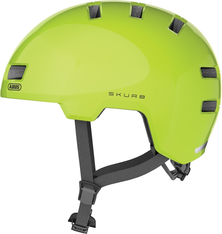 En gul cykelhjelm med reflekterende detaljer, produktnavn: Hjelm Skurb Signal Yellow.