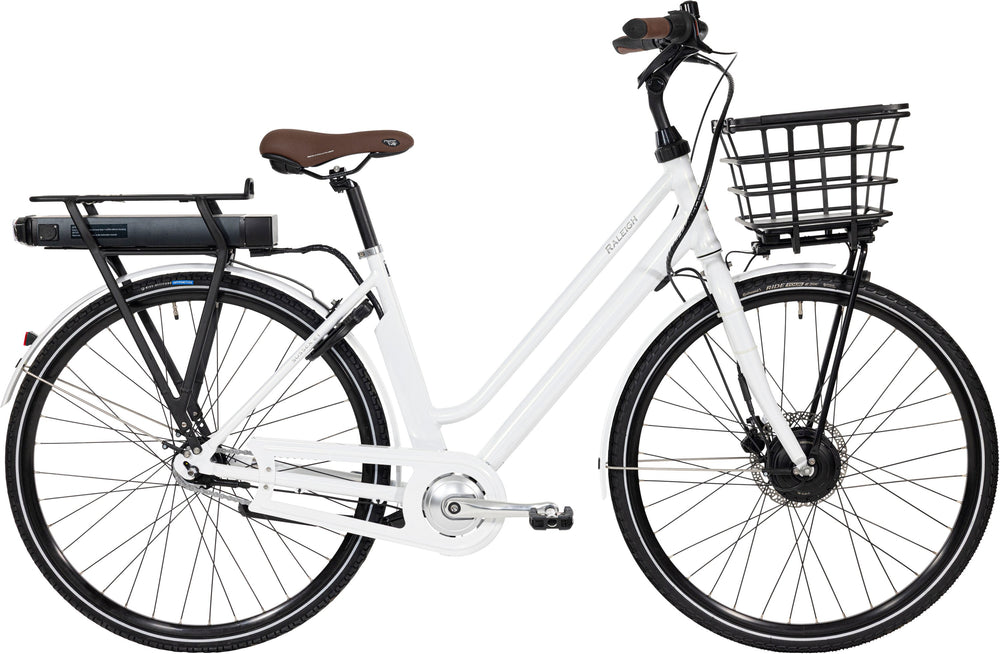 Damecykel Raleigh Sussex E1 i hvid med 7 gear og fodbremse, elegant design med kurv og komfortabelt sæde.
