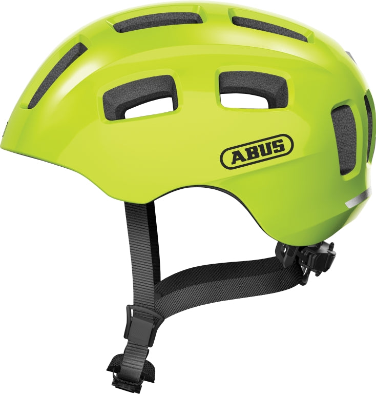 Cykelhjelm Abus Youn-I 2.0 i signalgul farve, set fra siden med justerbar rem og ventilationshuller.