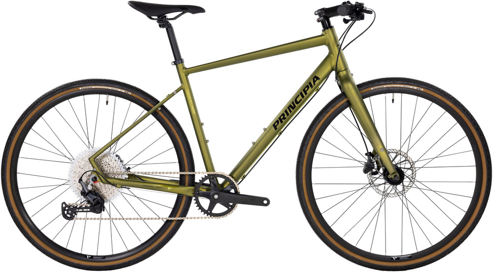Principia Gravel H20 Mat Grøn cykel med robust stel og brede dæk, ideel til grusveje og ujævnt terræn.