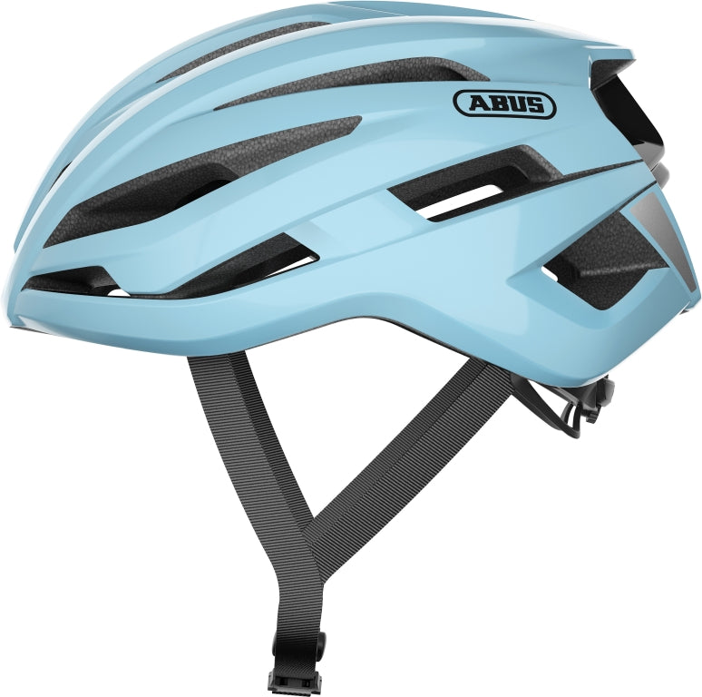 Cykelhjelm Abus StormChaser i skinnende pastelblå farve, set fra siden med ventilationshuller og justerbar rem.