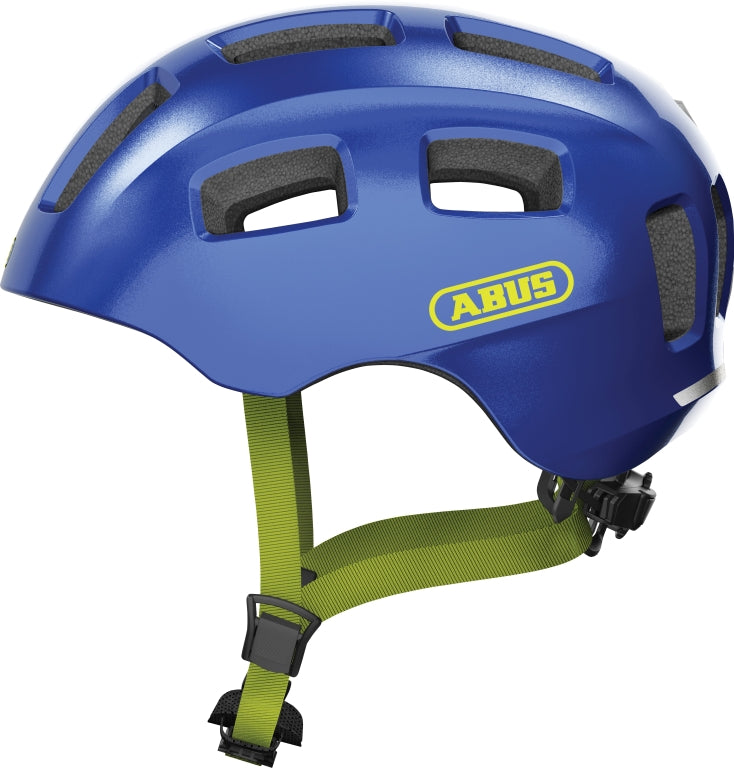 Cykelhjelm Abus Youn-I 2.0 i glitrende blå farve, set fra siden med justerbar rem og ventilationshuller.