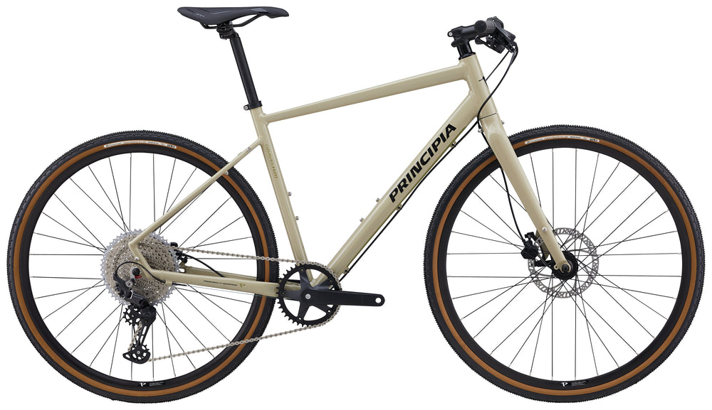 Principia Gravel H20 Unisex Sand cykel mod en hvid baggrund, med robuste dæk og en elegant sandfarvet ramme.