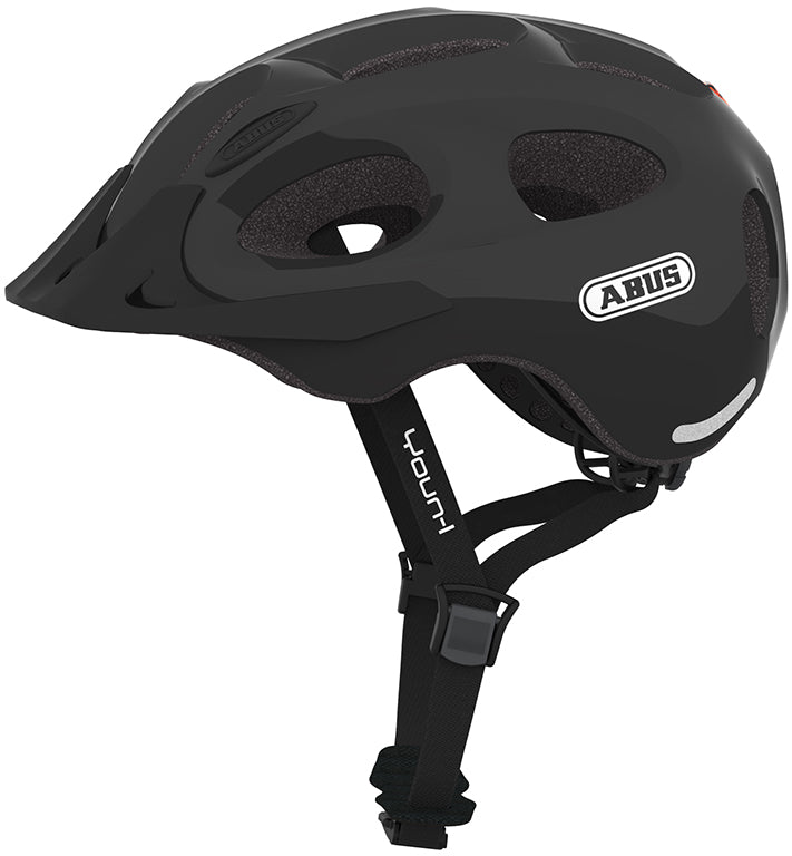 Sort cykelhjelm med skygge, model Youn-I Shiny Black, placeret på hvid baggrund.