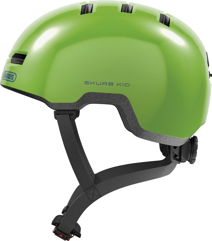 Børnehjelm i skinnende grøn farve, "Hjelm Skurb Kid Shiny Green", med justerbar rem og ventilationshuller.