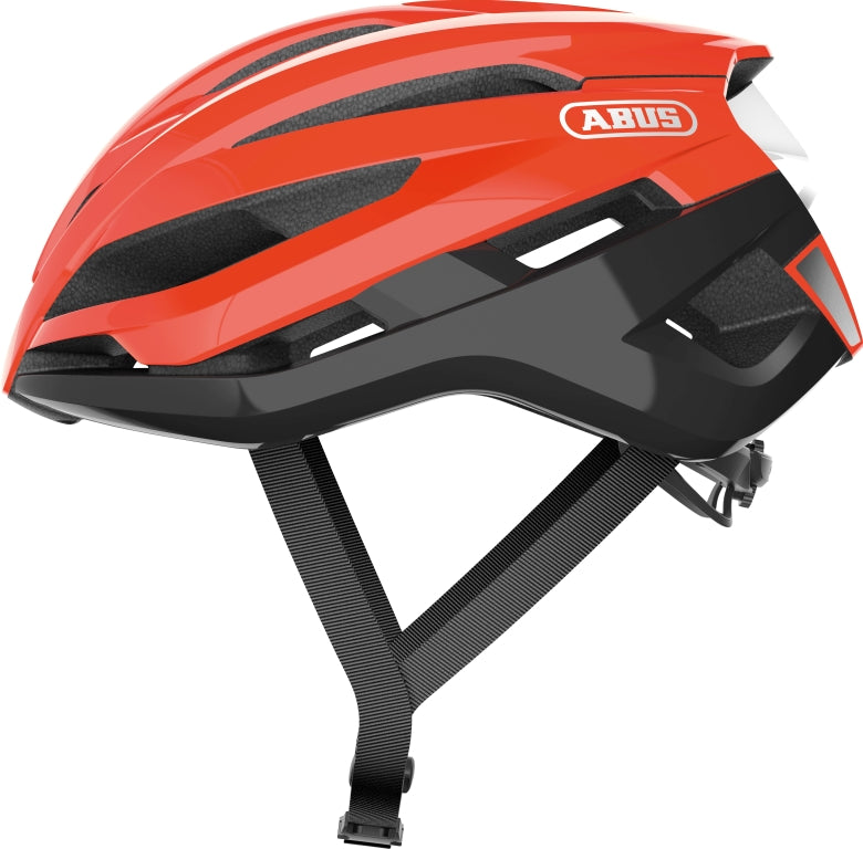 Cykelhjelm Abus StormChaser Shrimp Orange på en hvid baggrund, viser hjelmens design og farve.