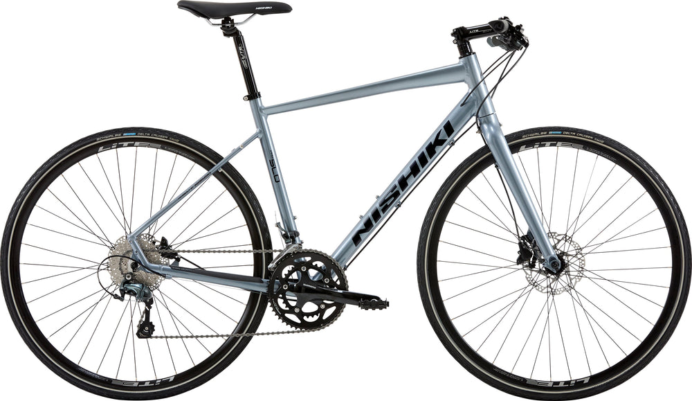 Nishiki Pro SLD Herre Sølv cykel set fra siden med slankt stel og sorte hjul, ideel til bykørsel.