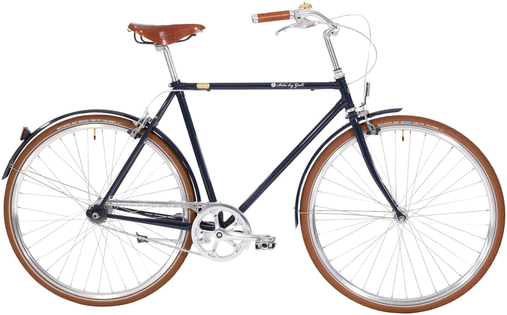 Cykel med tre gear i mørkeblå farve, Bike by Gubi 3 Gear Herre, står oprejst mod en neutral baggrund.