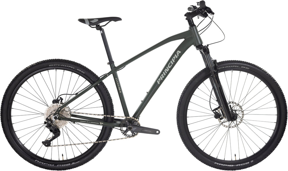 Cykel Principia Evoke A6.9 i mat grøn farve, set fra siden med sort sadel og hjul, på en hvid baggrund.