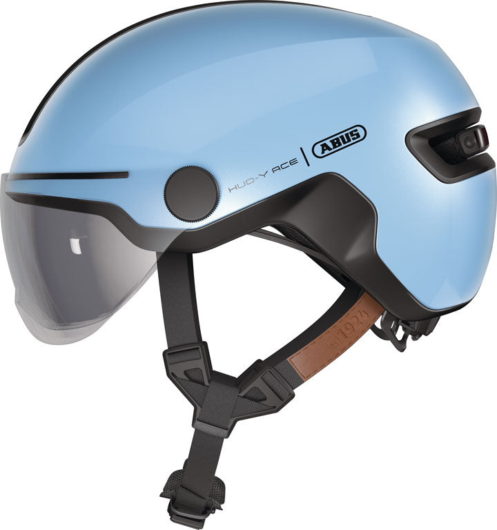 Billede af Y-ace Iced Blue cykelhjelm fra Pedalatleten, i en lys blå farve med moderne design.