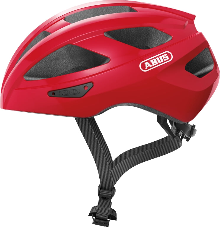 Cykelhjelm Abus Macator Blaze Red på en hvid baggrund, viser hjelmens aerodynamiske design og røde farve.