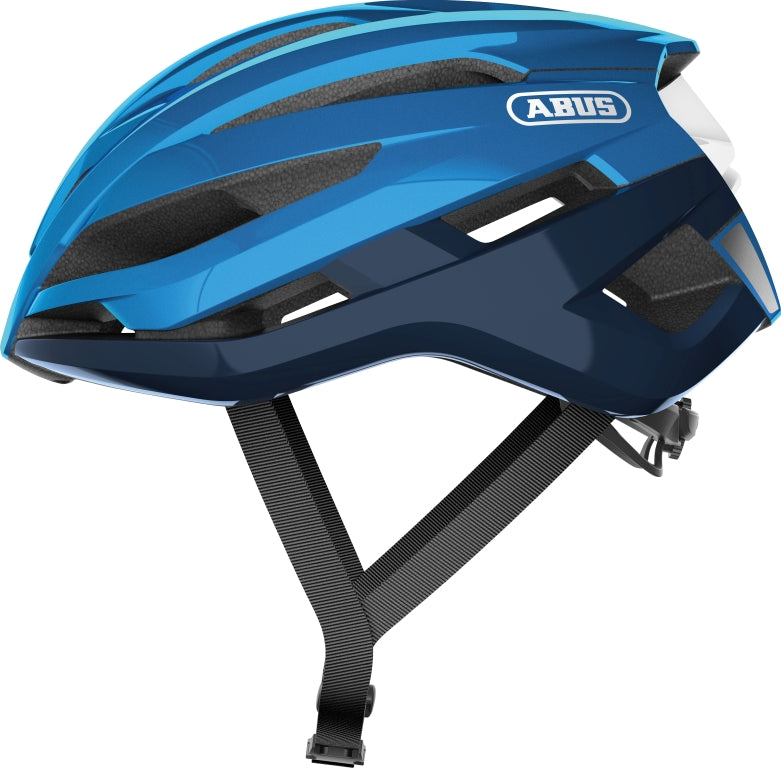 Cykelhjelm Abus StormChaser i stålblå farve, set fra siden med aerodynamisk design og justerbar rem.