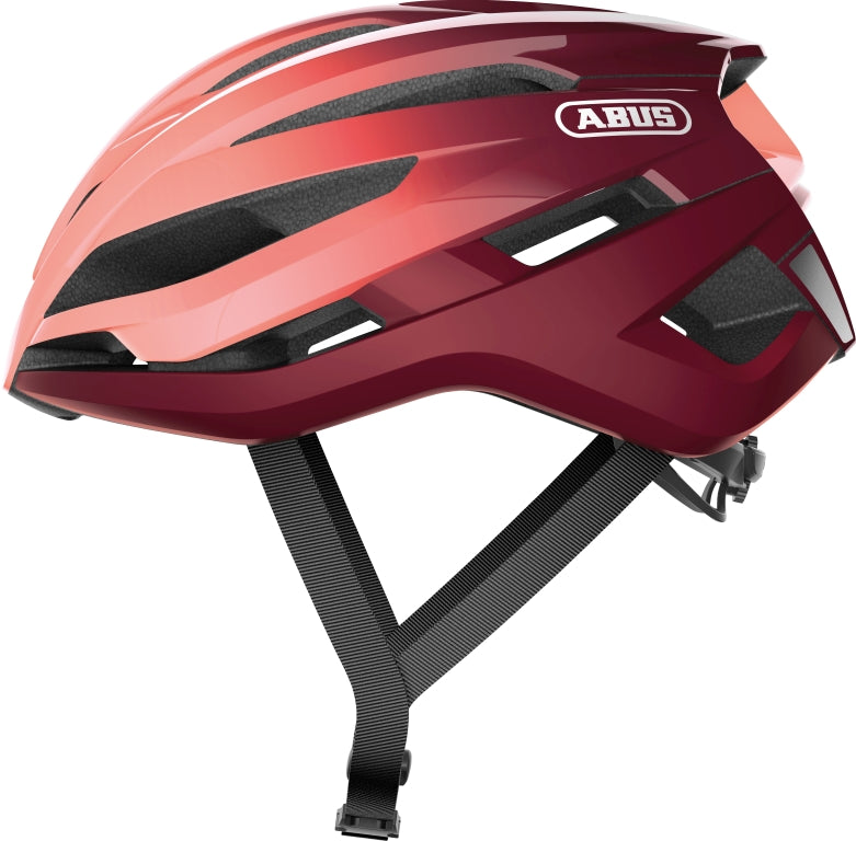 Cykelhjelm Abus StormChaser i bordeaux rød farve, set fra siden med aerodynamisk design og justerbar rem.