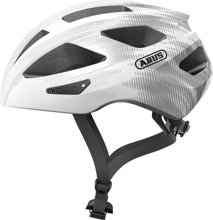 Cykelhjelm Abus Macator i hvid og sølv, set fra siden med ventilationshuller og justerbar rem.